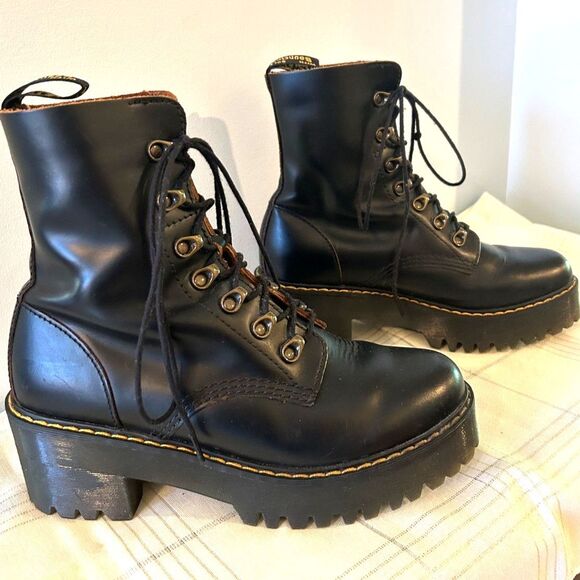 Dr. Martens Leona Women's Vintage Smooth Black Leather Heeled Boots - Size 9 - Picture 1 of 9